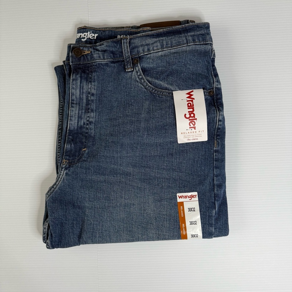 Wrangler men's jeans 38x32 . Medium wash, blue, flex fit, cotton, relaxed fit